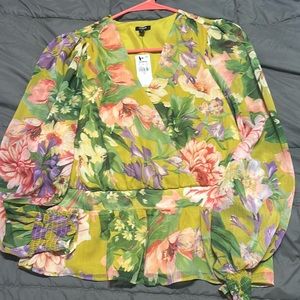 Long sleeves flower top. Very spring like
